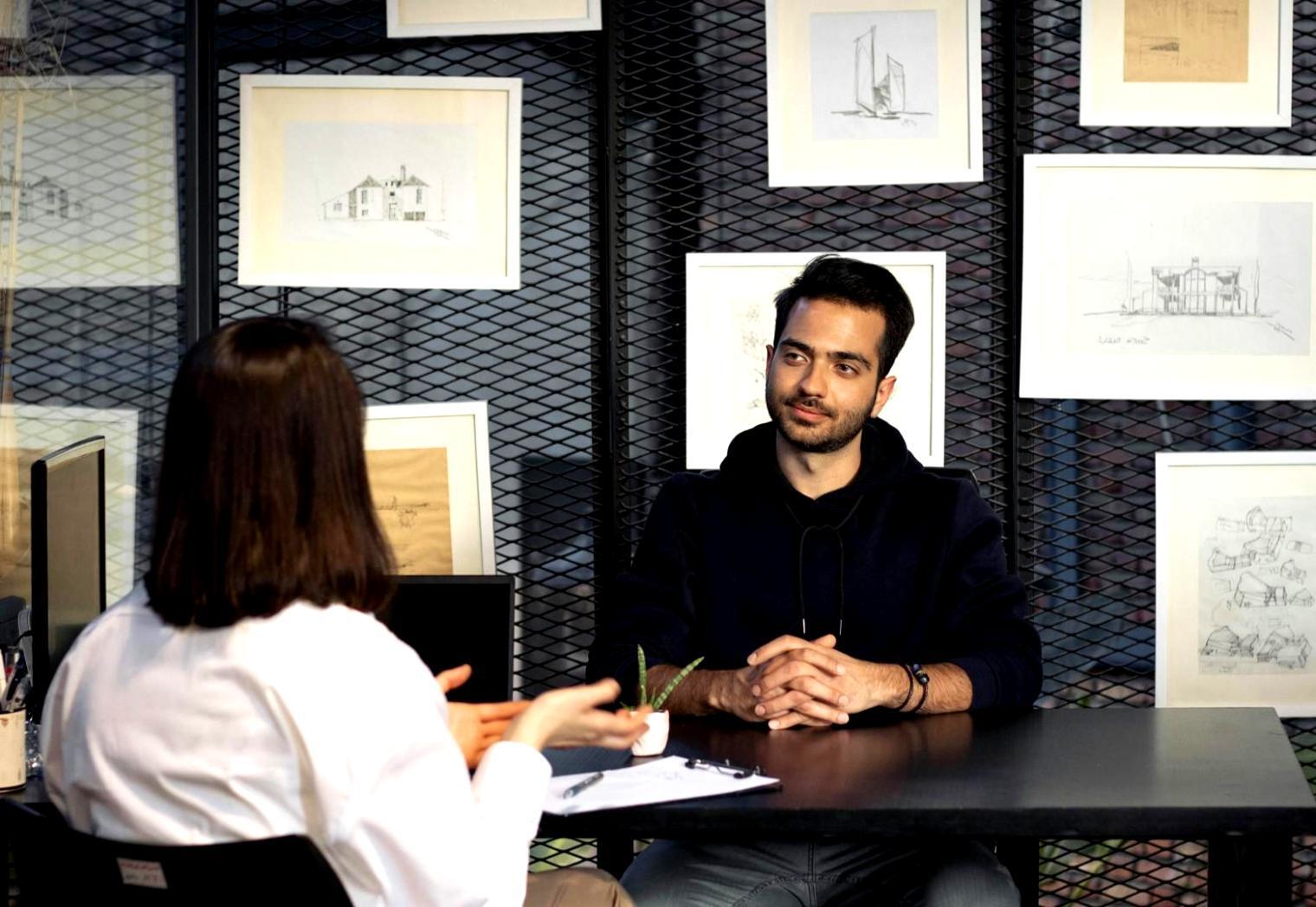 Grafik dan dokumen analisis pasar yang menunjukkan tren volatilitas