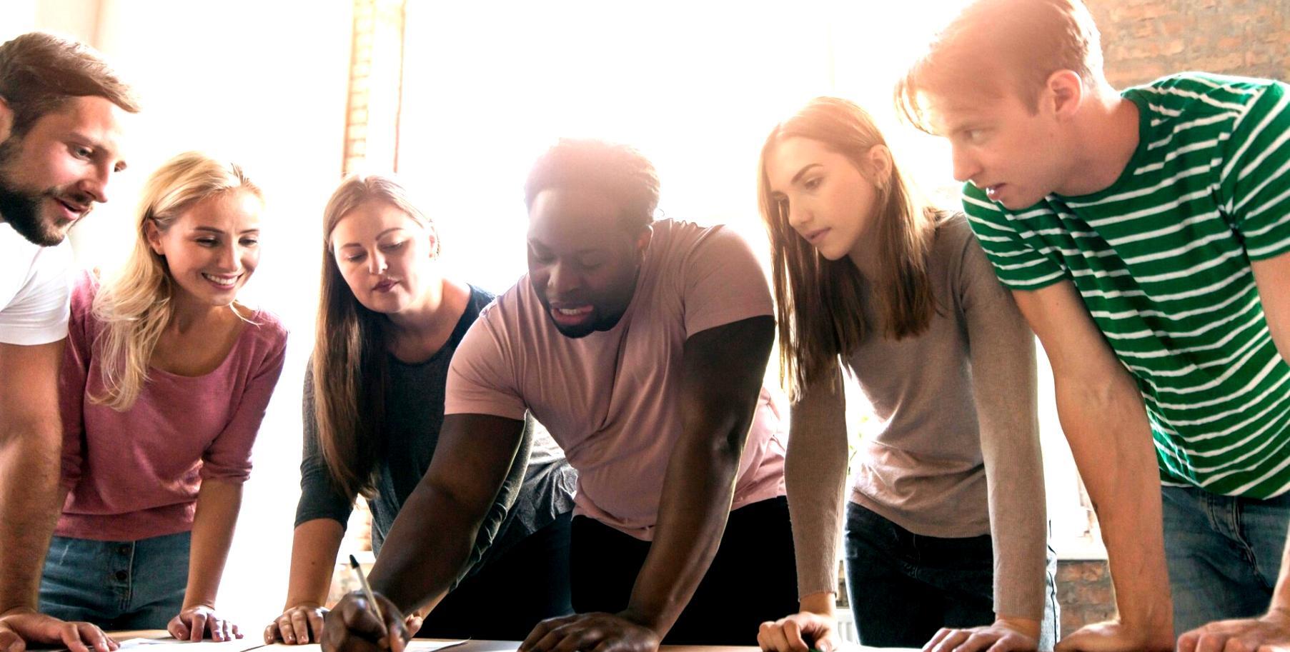 Seorang professional menganalisis data pasar dengan tools modern