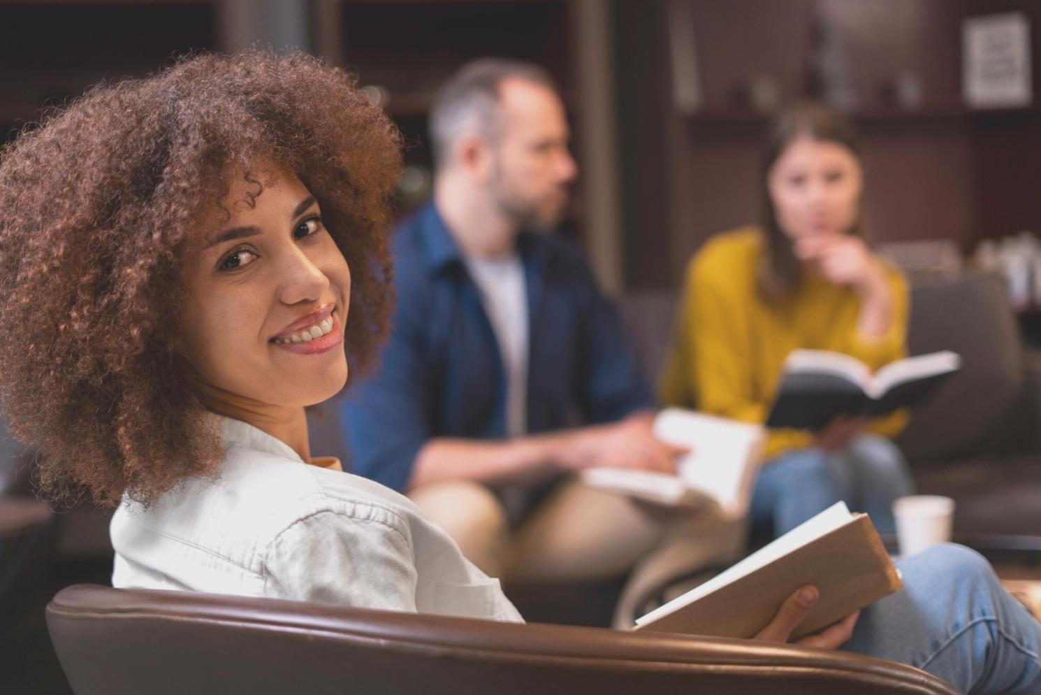 Close-up data finansial dan indikator pasar pada layar komputer