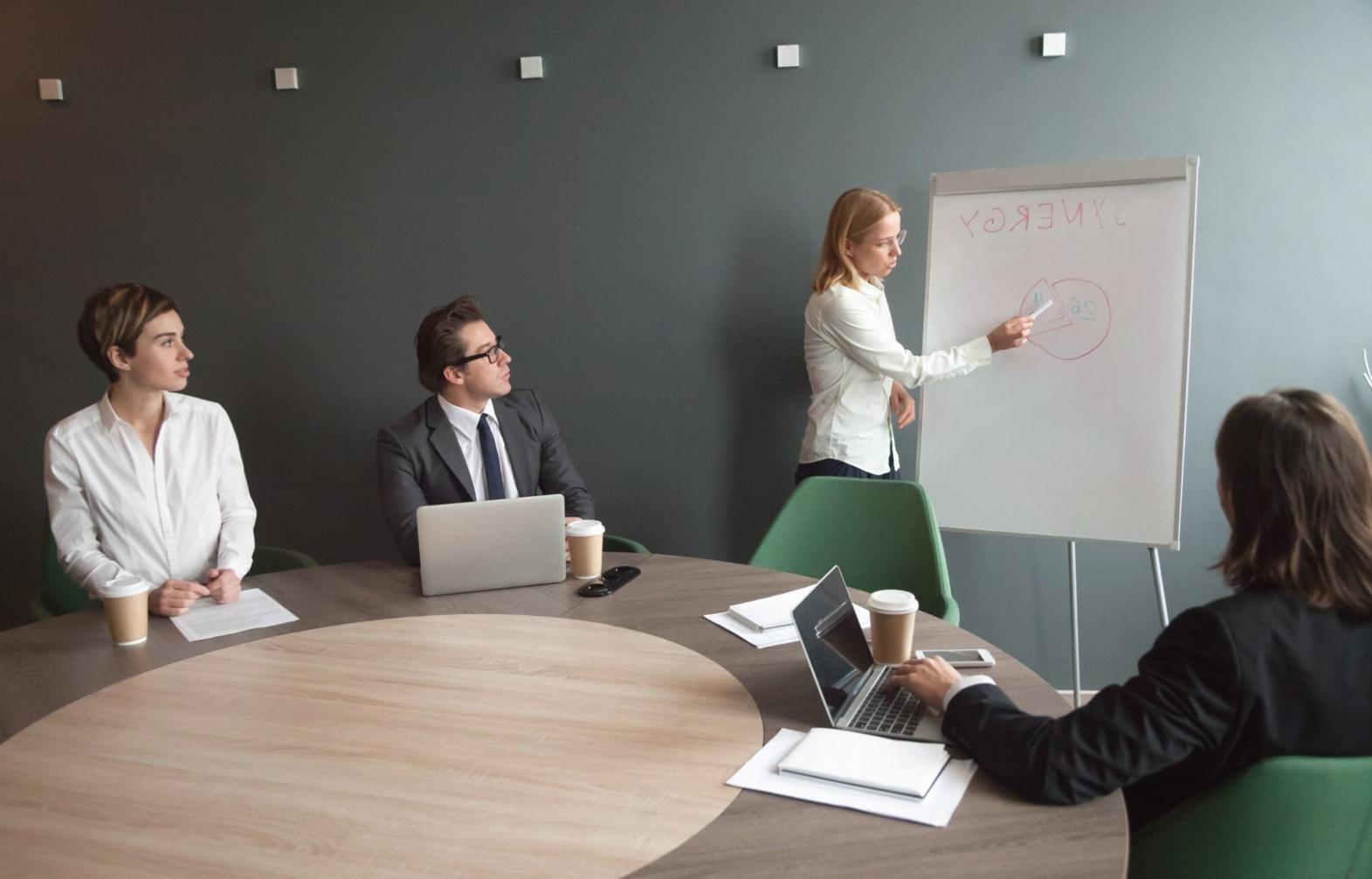 Diskusi tim tentang analisis pasar finansial di ruang kerja modern