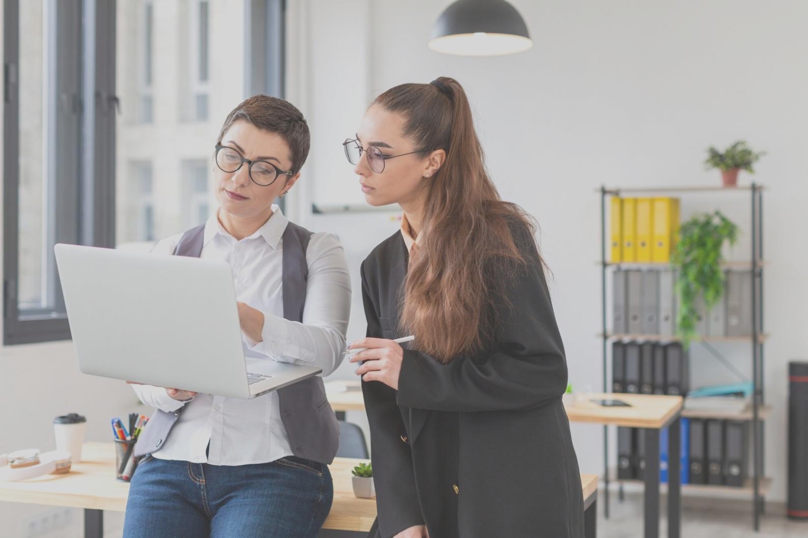 Suasana sesi mentoring interaktif dengan diskusi strategi trading dan analisis pasar