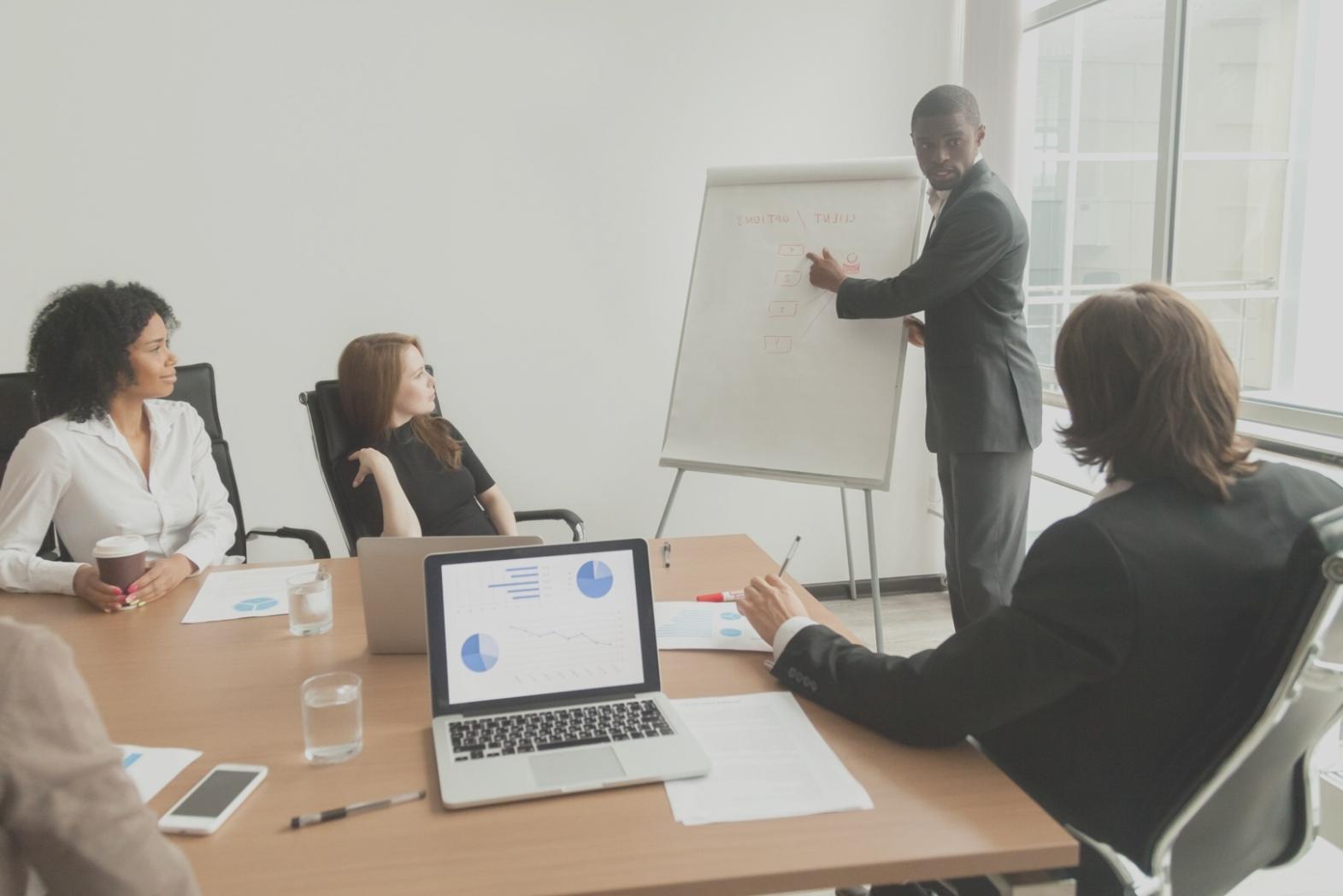 Analisis grafik pasar keuangan yang menunjukkan volatilitas dan tren