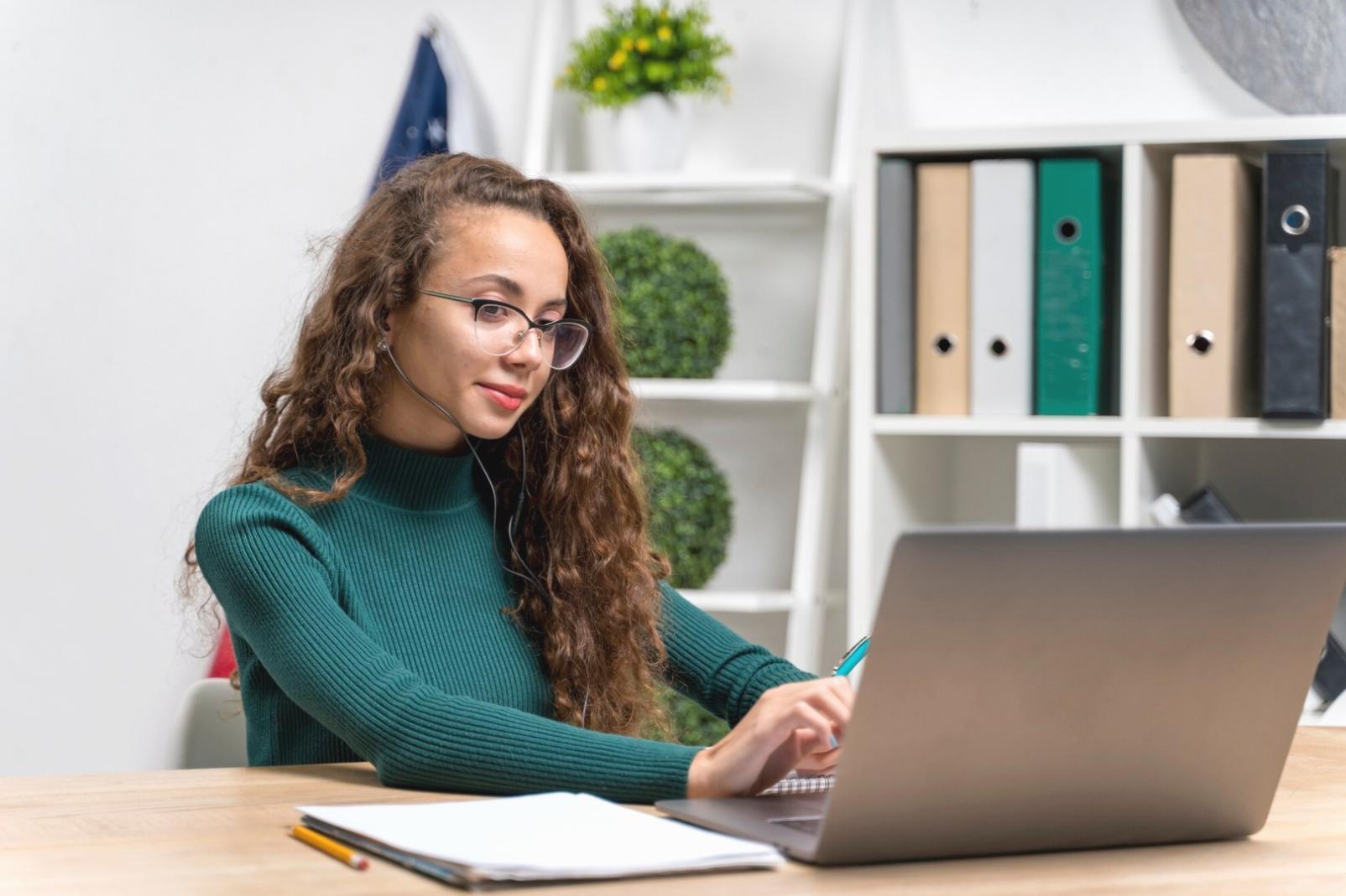 Tim Gyldron sedang menganalisis data pasar keuangan